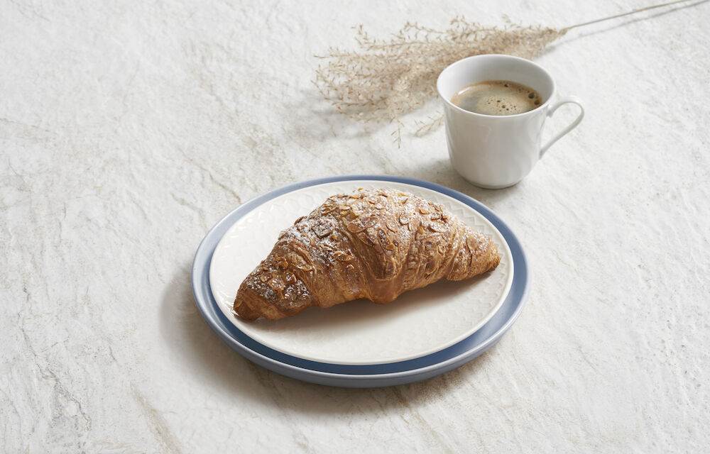 5790008008 Almond Croissant 